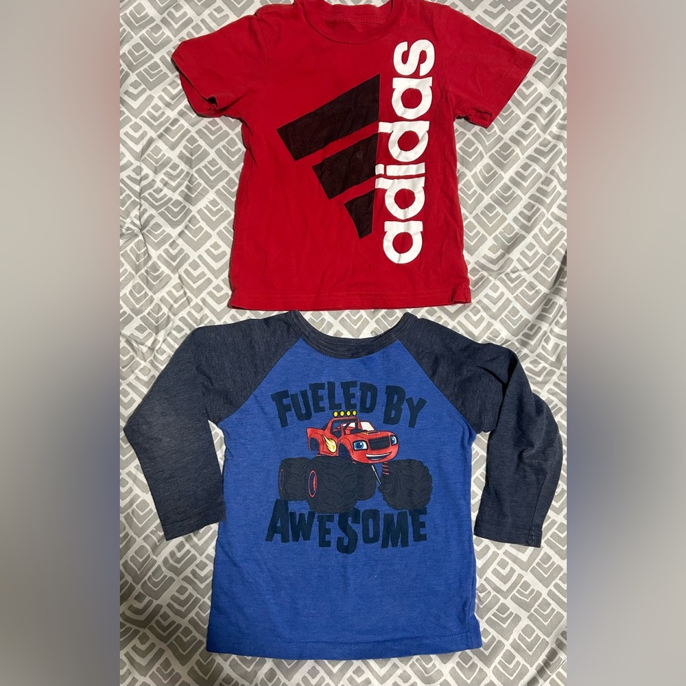 💰2/$10 2 used kids t-shirts -1 adidas&1 long sleeve jumping bean-size 3t